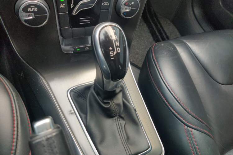 Used Volvo V40 2013 2.0T Zhiyi Edition Gear Lever