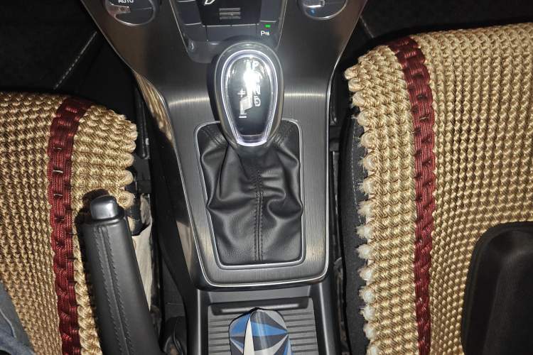 Used Volvo V40 2013 2.0T Zhiyi Edition Gear Lever