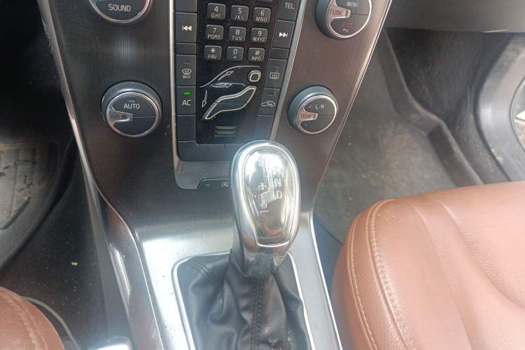 Used Volvo V40 2013 2.0T Zhiyi Edition Gear Lever