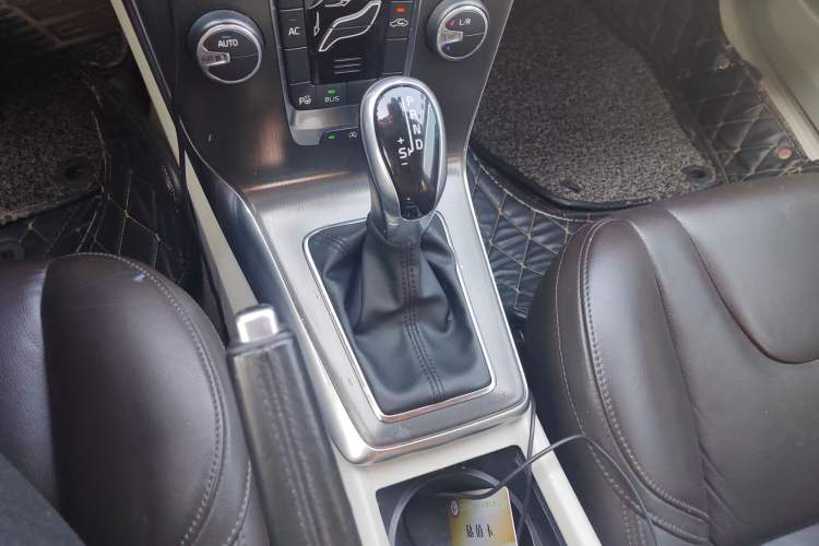 Used Volvo V40 2013 2.0T Zhiya Edition Gear Lever