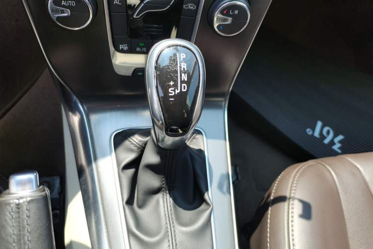 Used Volvo V40 2013 2.0T Zhiya Edition Gear Lever