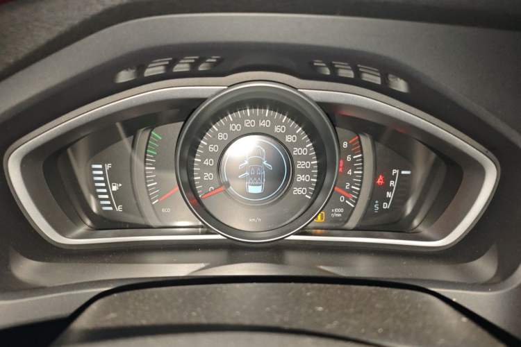 Used Volvo V40 2013 2.0T Zhiyi Edition Instrument Cluster