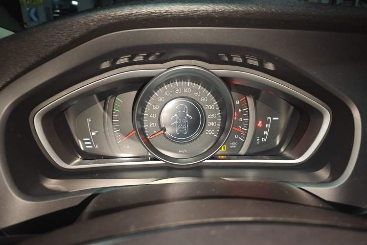 Used Volvo V40 2013 2.0T Zhiyi Edition Instrument Cluster