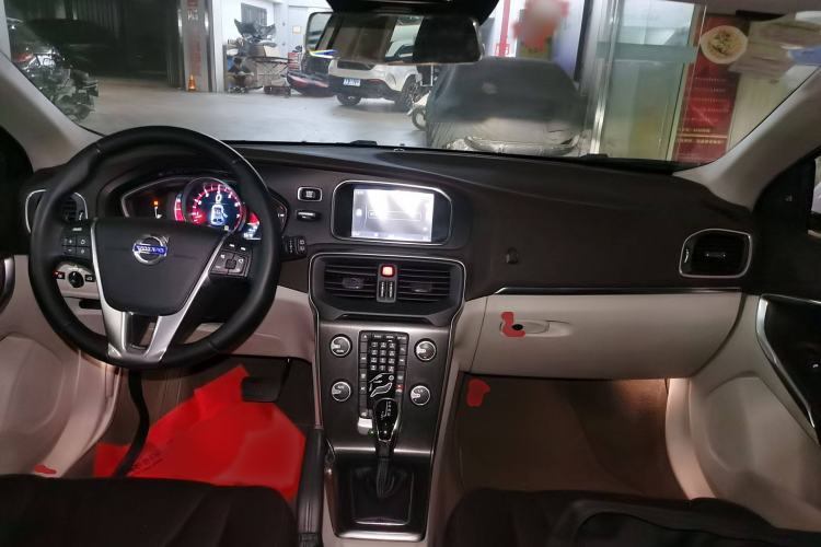 Used Volvo V40 2013 2.0T Zhiya Edition Interior 2