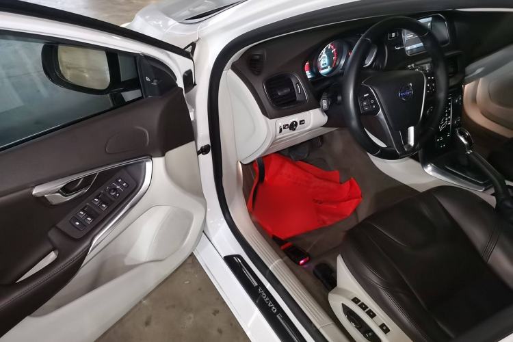 Used Volvo V40 2013 2.0T Zhiya Edition Interior 3