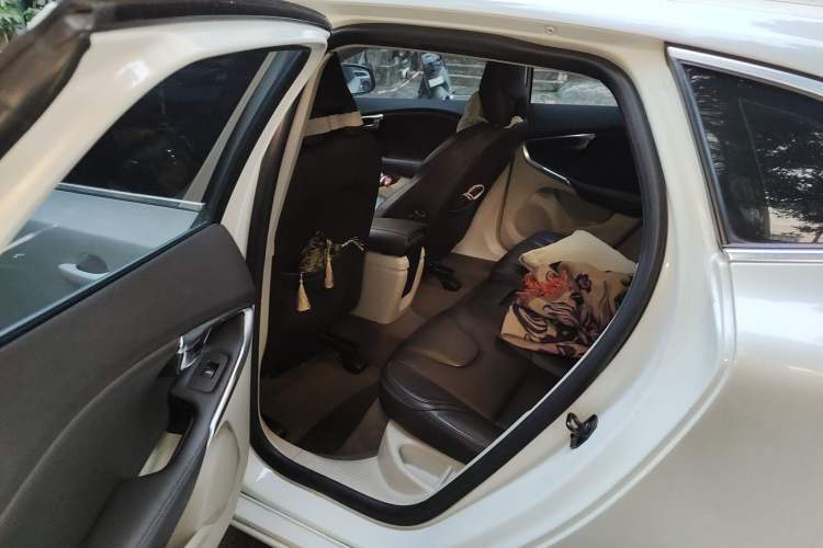 Used Volvo V40 2013 2.0T Zhiya Edition Left Rear Seat