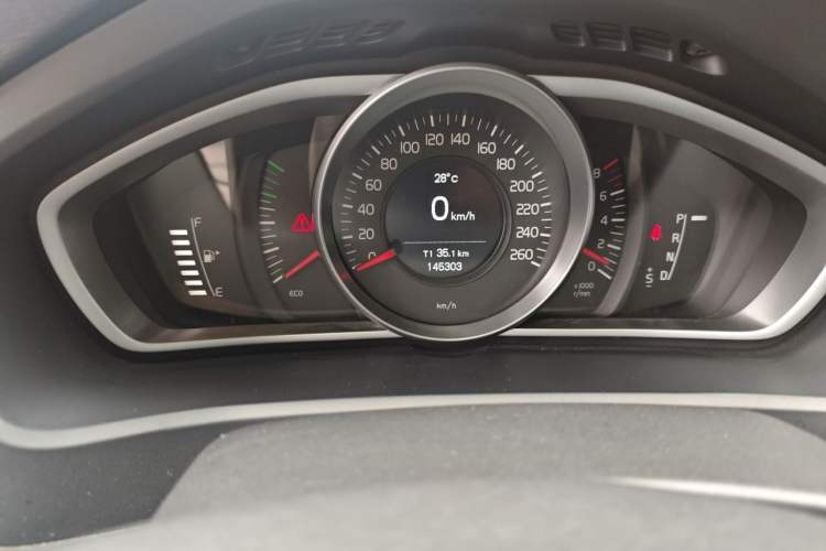 Used Volvo V40 2013 2.0T Zhiyi Edition Odometer Close Up
