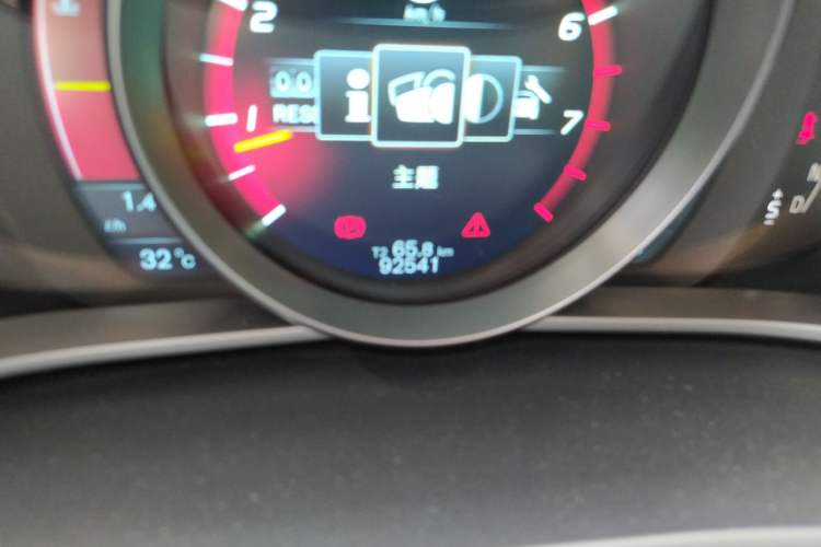 Used Volvo V40 2013 2.0T Zhiya Edition Odometer Close Up