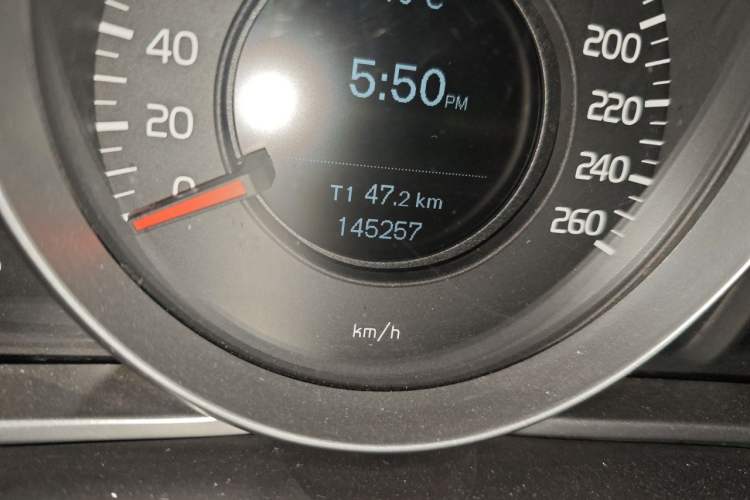 Used Volvo V40 2013 2.0T Zhiyi Edition Odometer Close Up