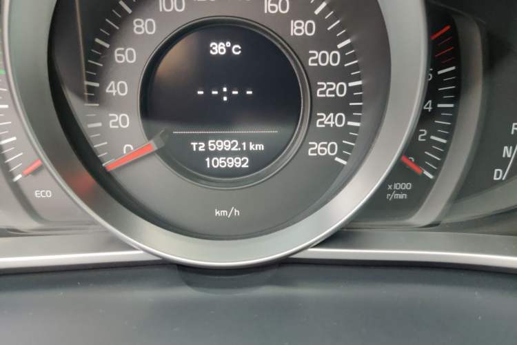 Used Volvo V40 2013 2.0T Zhiyi Edition Odometer Close Up