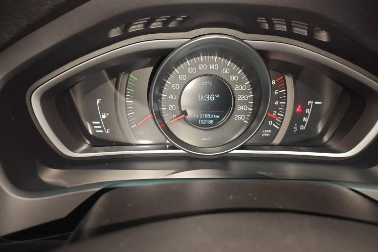 Used Volvo V40 2013 2.0T Zhiyi Edition Odometer Close Up