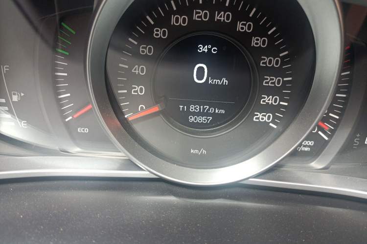 Used Volvo V40 2013 2.0T Zhiyi Edition Odometer Close Up