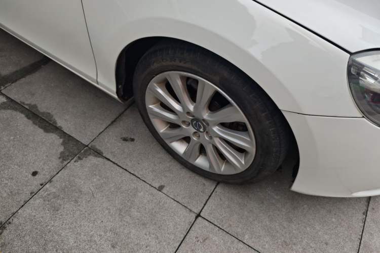 Used Volvo V40 2013 2.0T Zhiyi Edition Right Front Wheel Hub