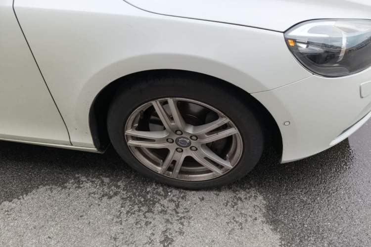 Used Volvo V40 2013 2.0T Zhiya Edition Right Front Wheel Hub