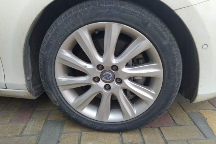 Used Volvo V40 2013 2.0T Zhiya Edition Right Front Wheel Hub