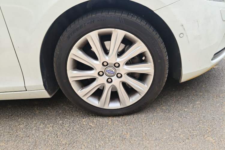 Used Volvo V40 2013 2.0T Zhiya Edition Right Front Wheel Hub