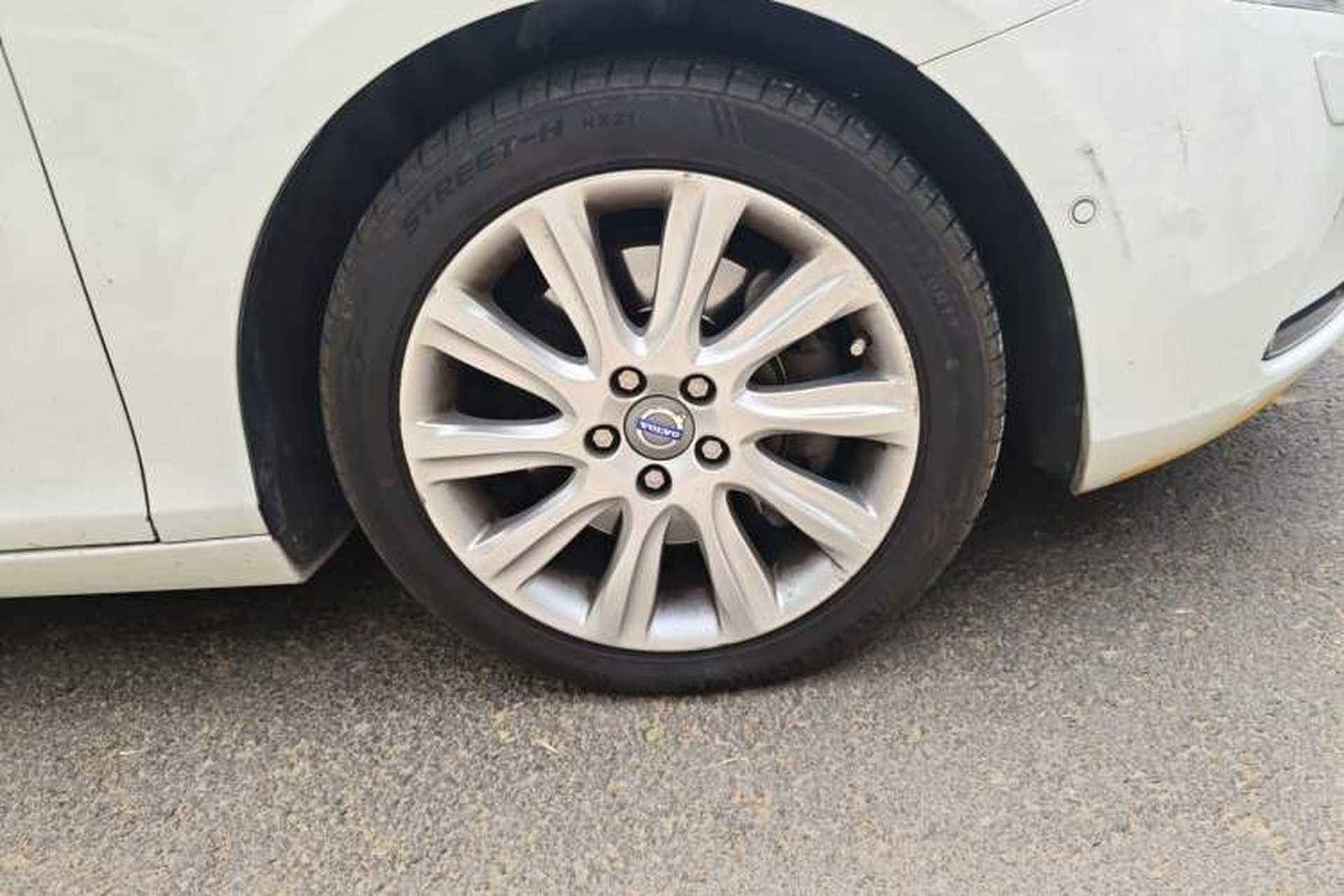 Used Volvo V40 2013 2.0T Zhiya Edition Right Front Wheel Hub