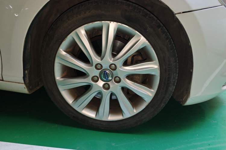Used Volvo V40 2013 2.0T Zhiyi Edition Right Front Wheel Hub