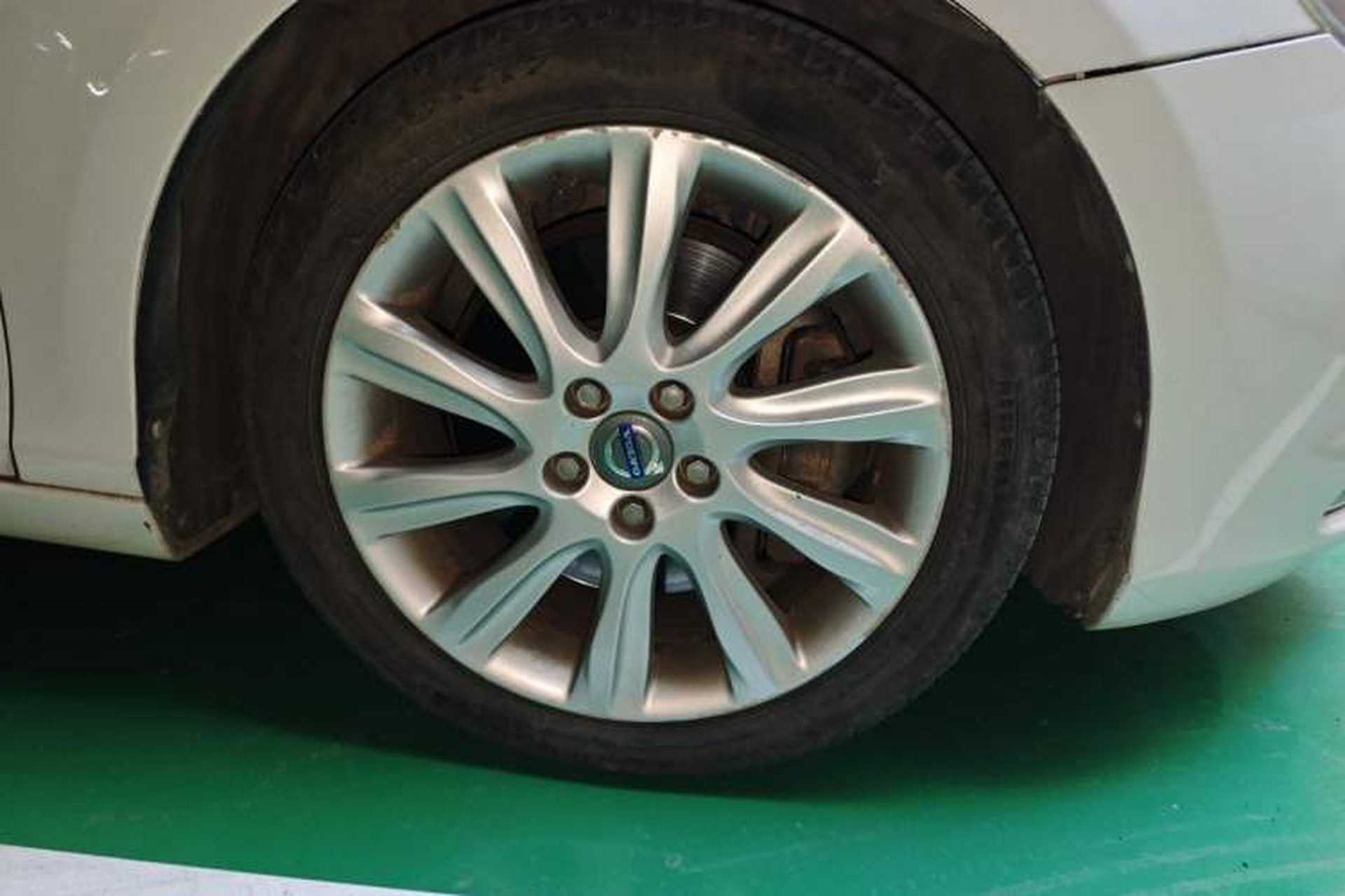 Used Volvo V40 2013 2.0T Zhiyi Edition Right Front Wheel Hub