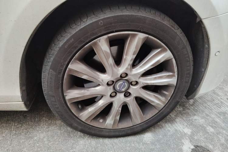 Used Volvo V40 2013 2.0T Zhiya Edition Right Front Wheel Hub