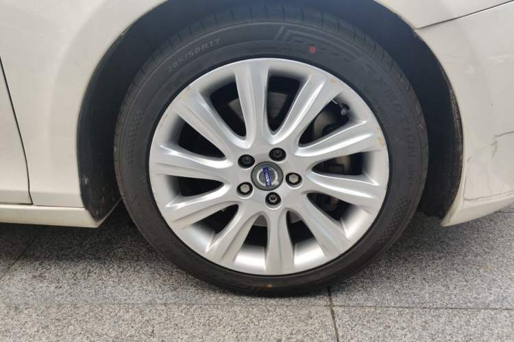 Used Volvo V40 2013 2.0T Zhiyi Edition Right Front Wheel Hub