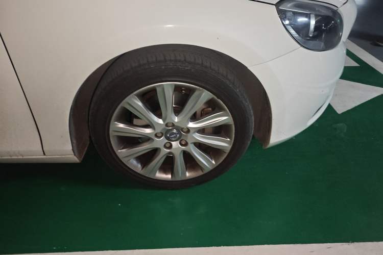 Used Volvo V40 2013 2.0T Zhiyi Edition Right Front Wheel Hub