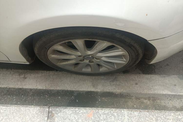 Used Volvo V40 2013 2.0T Zhiyi Edition Right Front Wheel Hub