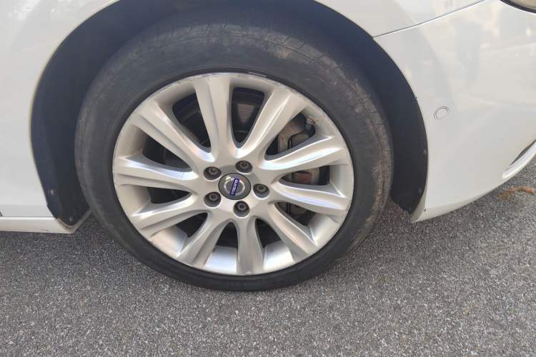 Used Volvo V40 2013 2.0T Zhiya Edition Right Front Wheel Hub