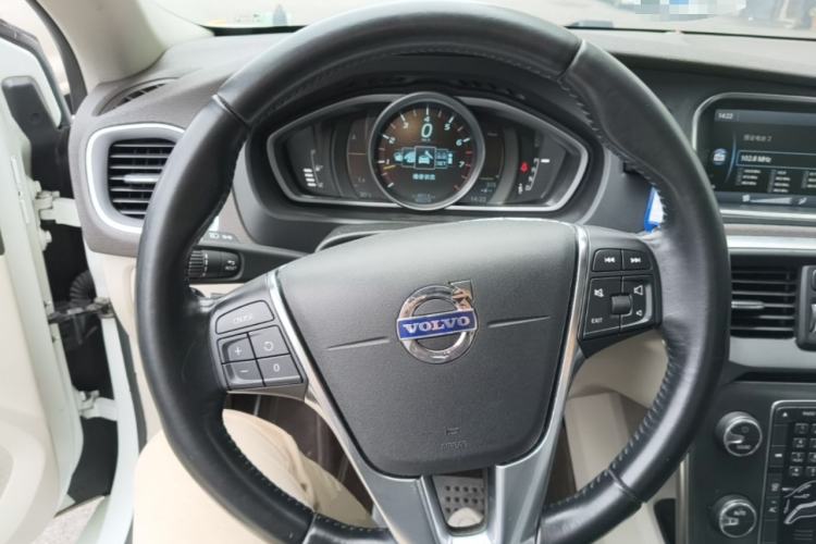 Used Volvo V40 2013 2.0T Zhiya Edition Steering Wheel
