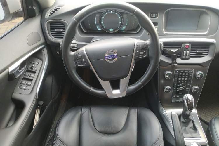 Used Volvo V40 2013 2.0T Zhiya Edition Steering Wheel