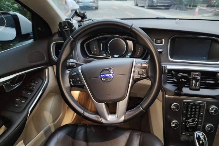 Used Volvo V40 2013 2.0T Zhiya Edition Steering Wheel