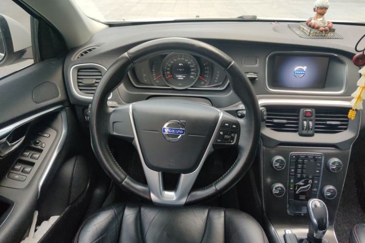 Used Volvo V40 2013 2.0T Zhiyi Edition Steering Wheel