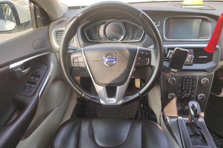 Used Volvo V40 2013 2.0T Zhiya Edition Steering Wheel