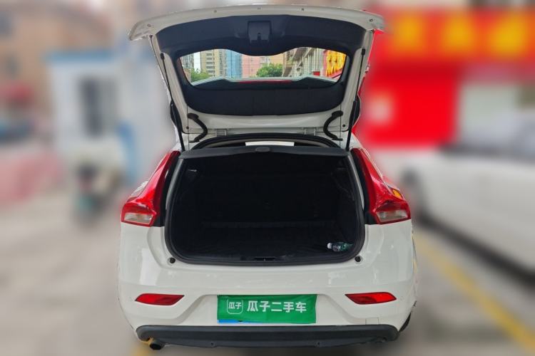 Used Volvo V40 2013 2.0T Zhiyi Edition Trunk