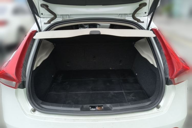 Used Volvo V40 2013 2.0T Zhiya Edition Trunk