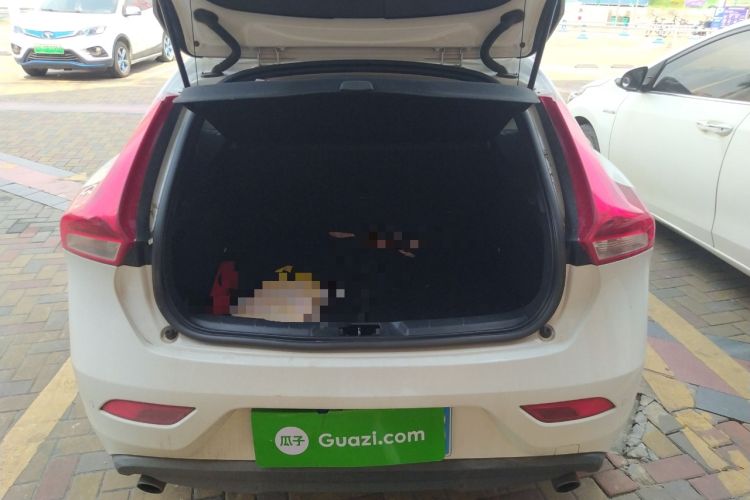 Used Volvo V40 2013 2.0T Zhiya Edition Trunk