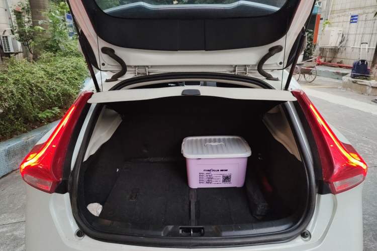 Used Volvo V40 2013 2.0T Zhiya Edition Trunk