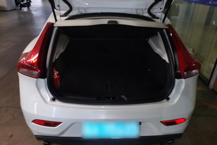 Used Volvo V40 2013 2.0T Zhiya Edition Trunk