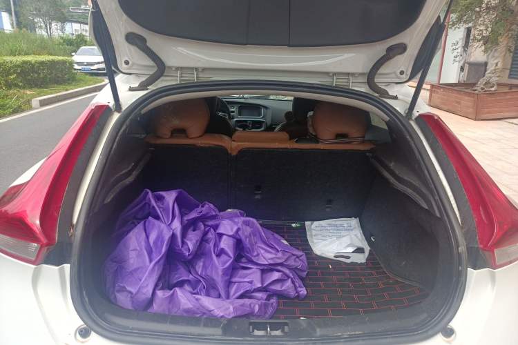 Used Volvo V40 2013 2.0T Zhiyi Edition Trunk