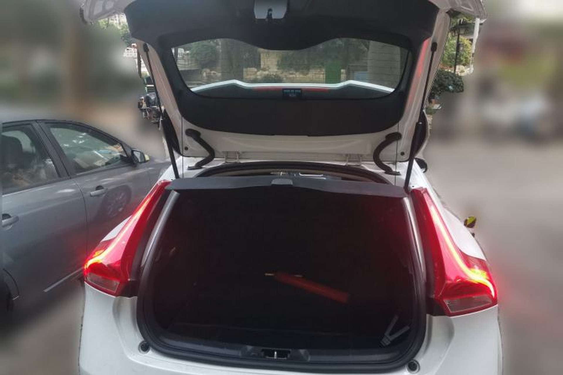 Used Volvo V40 2013 2.0T Zhiya Edition Trunk