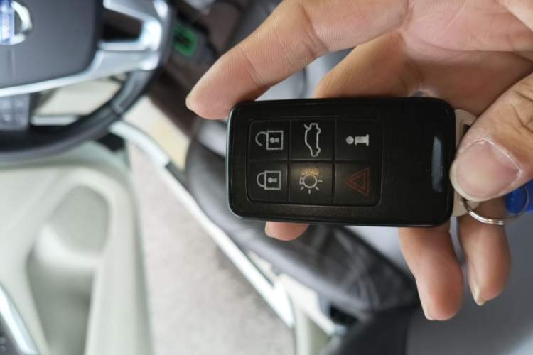 Used Volvo V40 2013 2.0T Zhiya Edition Vehicle Key