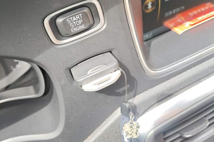 Used Volvo V40 2013 2.0T Zhiya Edition Vehicle Key
