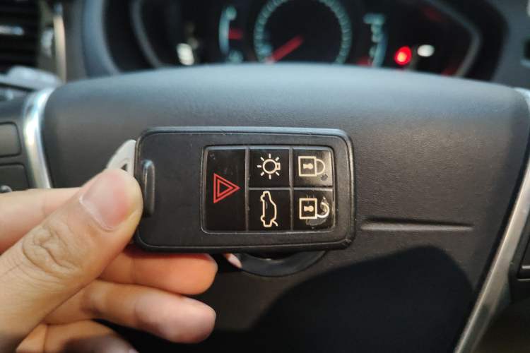 Used Volvo V40 2013 2.0T Zhiya Edition Vehicle Key