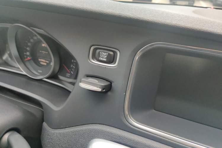 Used Volvo V40 2013 2.0T Zhiyi Edition Vehicle Key