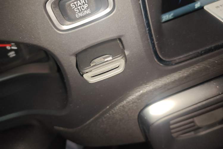 Used Volvo V40 2013 2.0T Zhiyi Edition Vehicle Key