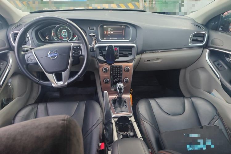 Used Volvo V40 2014 Cross Country T5 AWD Smart Luxury Edition Center Console