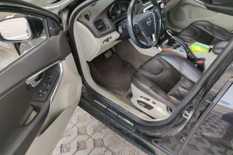 Used Volvo V40 2014 2.0T Zhiya Edition Driver Seat