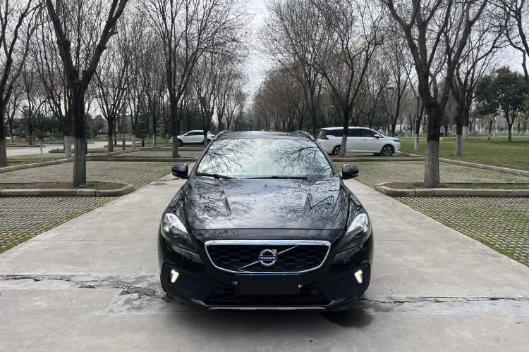 Used Volvo V40 2014 Cross Country T5 AWD Smart Luxury Edition Exterior 1