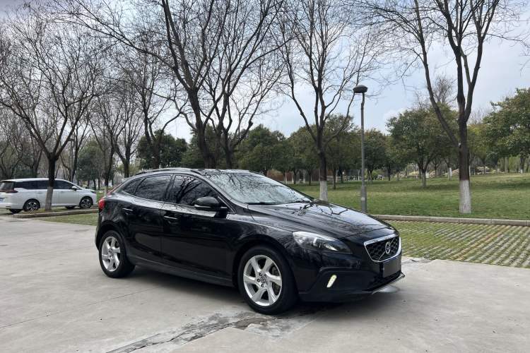 Used Volvo V40 2014 Cross Country T5 AWD Smart Luxury Edition Exterior 2