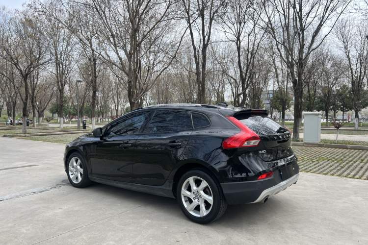 Used Volvo V40 2014 Cross Country T5 AWD Smart Luxury Edition Exterior 3